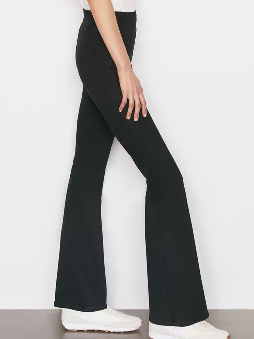 FRAME The Jetset Flared Jeans in black